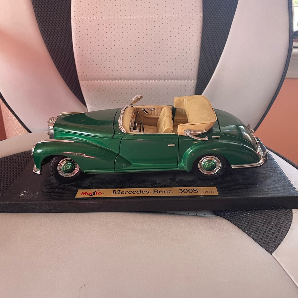 Maisto Mercedes-Benz 300S Model Car - Green and Tan